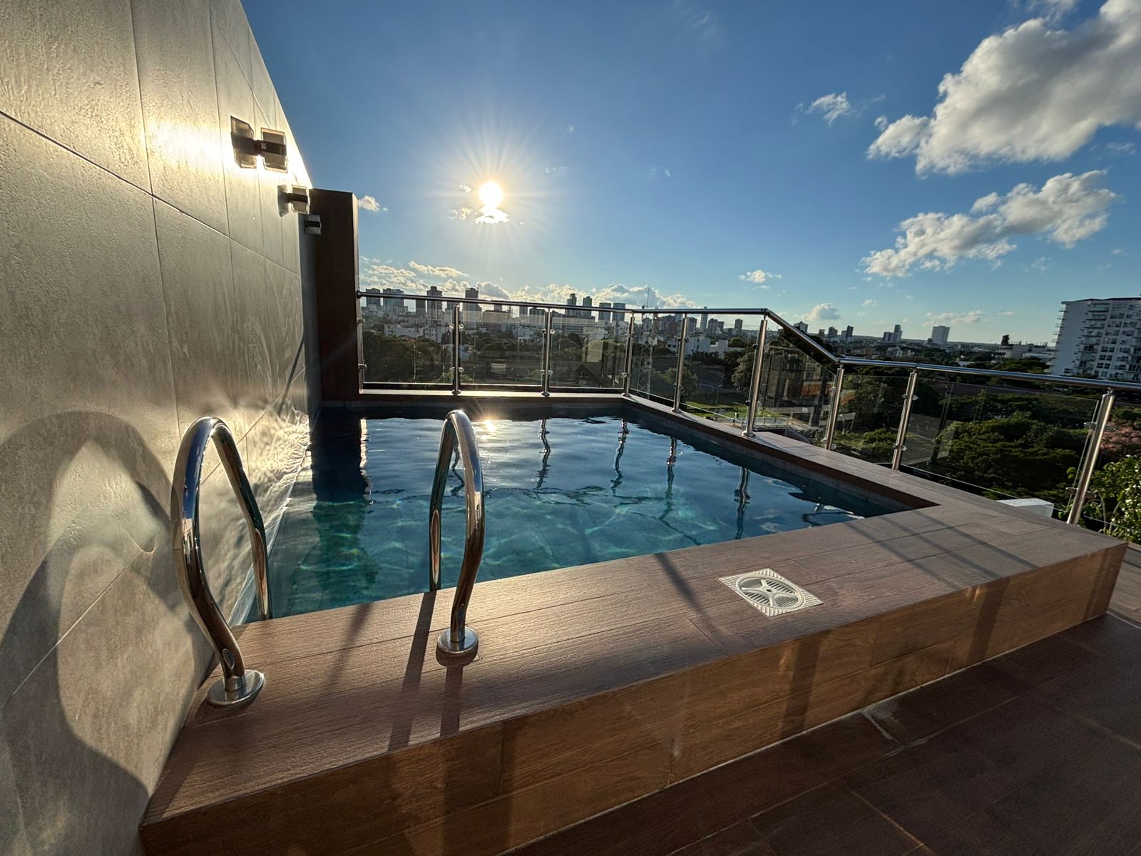 Piscina de Rachel Residenza con vista a la ciudad